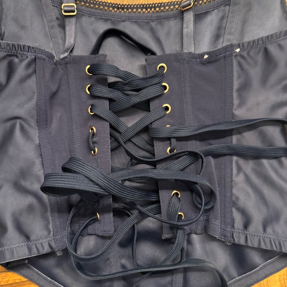 SAVAGE‎ x FENTY Lace Up Corset - Picture 3 of 5